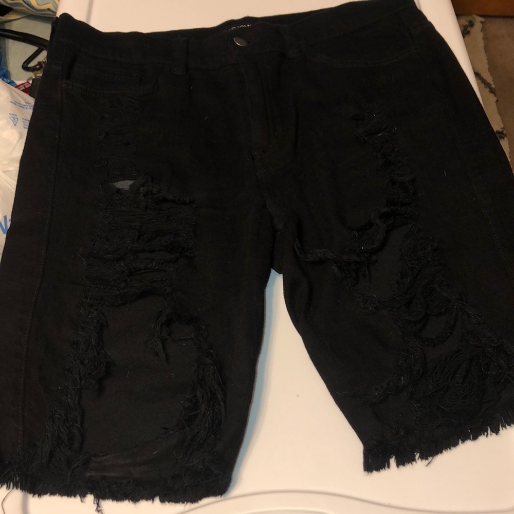 Ripped Bermuda shorts